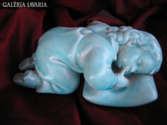 Zsolnay kék párnánfekvő kisfiú