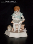Zsolnay porcelán, olvasó kisfiú, szignós