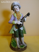 21,5cm barokk stilusú zenélő férfi, belga porcelán.