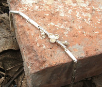 szelvényes ezüst karlánc gyöngyös cirkon köves betétt