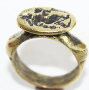 Egy régi, talán ókori bronz,  pecsétnyomós gyűrű