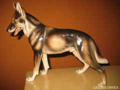 Farkaskutya  - Figurális jelzett szobor