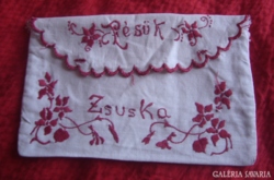 Parasztházba"Zsuska" névvel hímzett fésűtartó