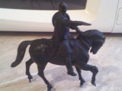 Fémből lovas szobor