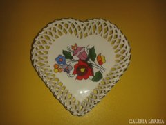 Kalocsai csipkés porcelán szív alakú tálka.