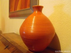 Jó formájú, bordás iparművész váza