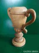 Fából készült váza alakú faragott gyertyatartó