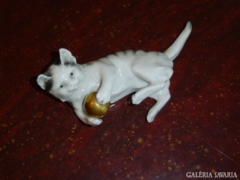Porcelán macska aranylabdával