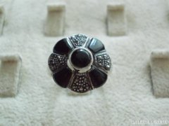 Ezüst gyűrű markazitokkal és fekete kövekkel