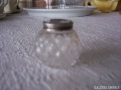 Apró sószóró ezüst tetővel