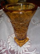 Borostyán színű öntött üveg váza a 20-30-as évekből