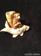 Halon ülő majom porcelán figura