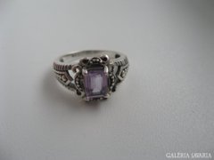 Ezüst gyűrű lila színű kővel