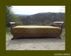 Szép formájú hattyú vagy tulipán ágy,kanapé 