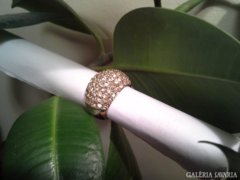 Aranyozott gyűrű goldenrose színű kövekkel