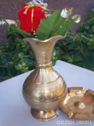Súlyos sárgaréz váza, hamutál