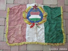 Zászló Kádár címerrel
