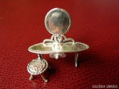 Mini ezüst fésülködő asztal