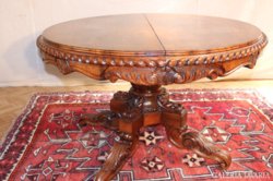 Gyönyörű antik diófa faragott asztal