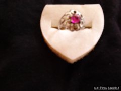Ragyogó rubinos antik ezüst gyűrű.