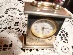 Miniatűr fém és üveg antik óra vitrindísz
