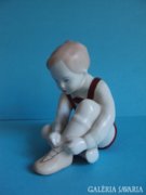 Eladó szép Hollóházi porcelán cipőt fűző kisfiú