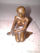 Kis női szobor, réz lányka asztali dísz, bájos szobrocska