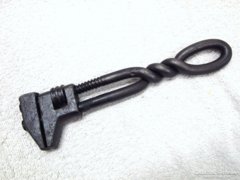 Antik, régi kovácsolt szerszám,francia kulcs
