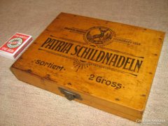 Rrr! Patria schildnadeln old wooden box
