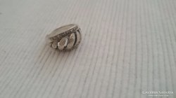 Gyönyörű ezüst gyűrű.