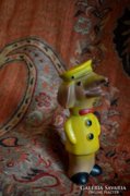Retro sípolós játék vizsla kutya sárga egyenruhában