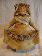Antik porcelán nő kosárral figura