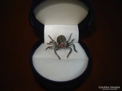 Markazitköves ezüst pók bross gránátkővel