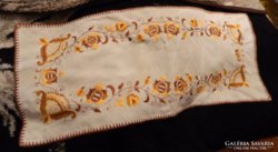 Runner tablecloth embroidered with brown shades