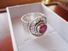 Vastag, minimalista sterling ezüst gyűrű rubin kővel