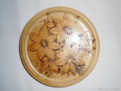 Fa fali tányér - Égetett virág mintás