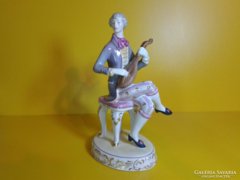 Hollóházi barokk zenész mandolinos férfi