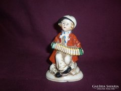 német porcelán figura harmonikás fiú