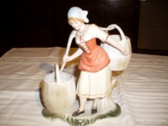 Vízhordó  asszony,  bisquit  porcelán