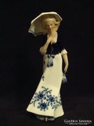 GDR Echt Kobalt porcelán hölgy esernyővel szobor