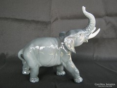 Nagy porcelán elefánt