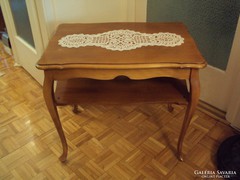 Szép kivitelű, NEOBAROKK asztal---(TV asztalnak,vagy kártyázó és szervírozó asztalnak)-osztrák gy.