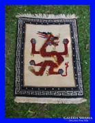 Kézi csomózású tibeti sárkány motívumos szőnyeg.