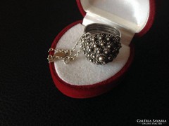 Zsuzsukkal díszített ezüst gyűrű