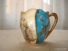 Antik, domborított porcelán csésze romantikus jelenettel