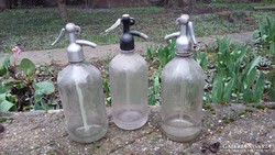 Három régi szódás üveg