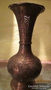 Áttört mintás, keleti antik váza