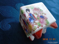 Négyszögletes,lábas kis japán váza-4,7 cm