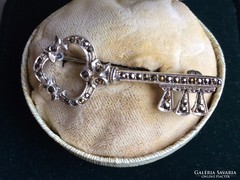 Különleges régi ezüst markazitos kulcs alakú bross 