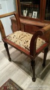 Szófa jellegű kis szék, faragott lábakkal az 1800-as évekből
